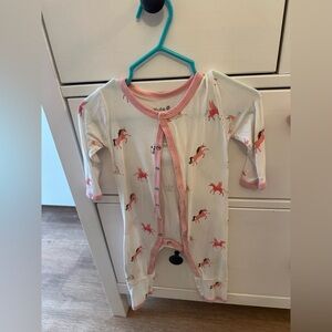 Kyte BABY Unicorn Print Onesie - Pink and White
